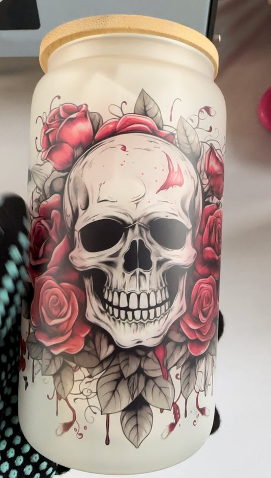 Skull with flowers black and red glass can tumbler